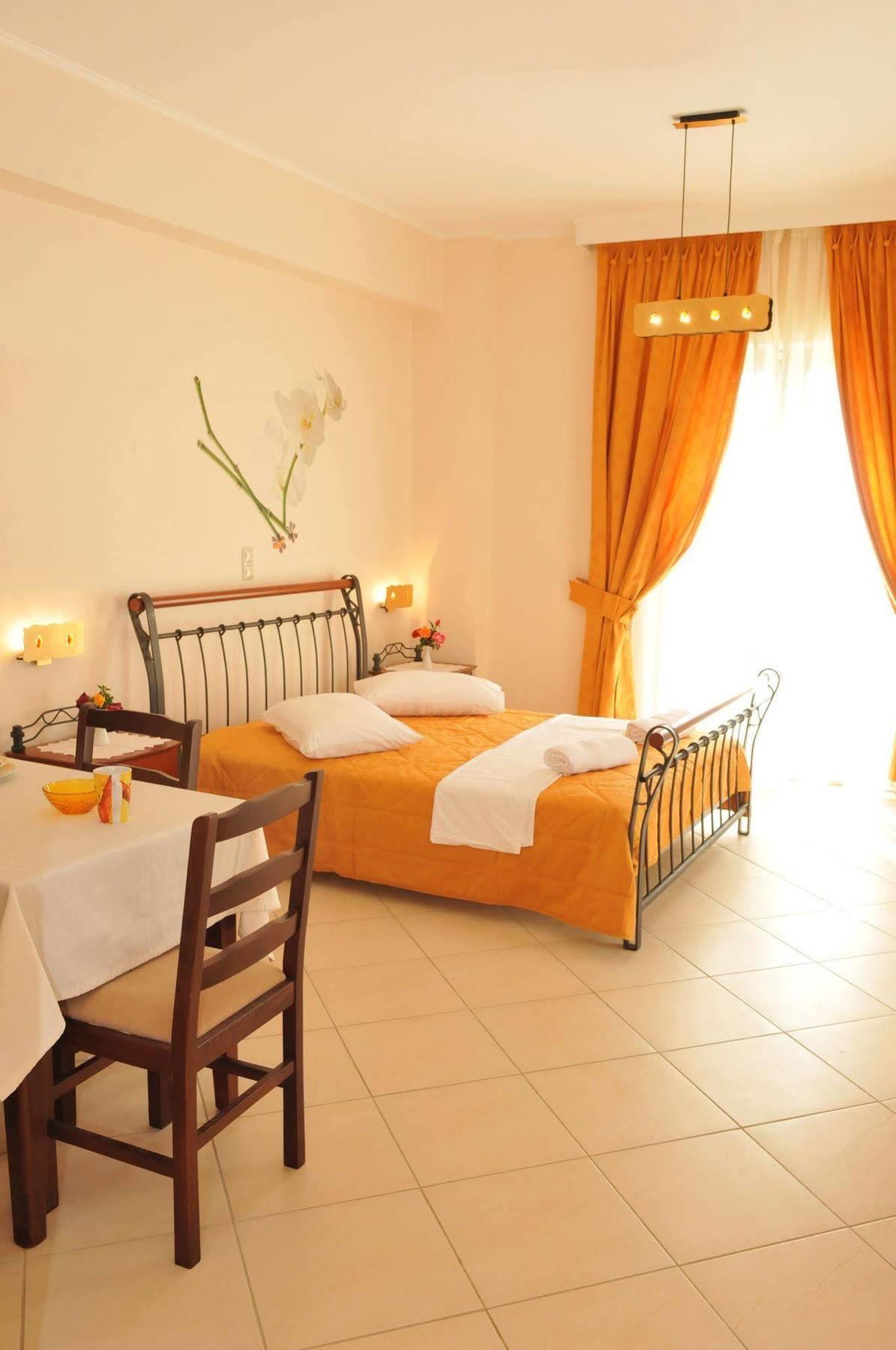 Aparthotel Finiki Plaza